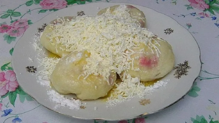 Kynute Ovocne Knedliky Plnene Jahodami Sypane Cukrem Prelite Maslem