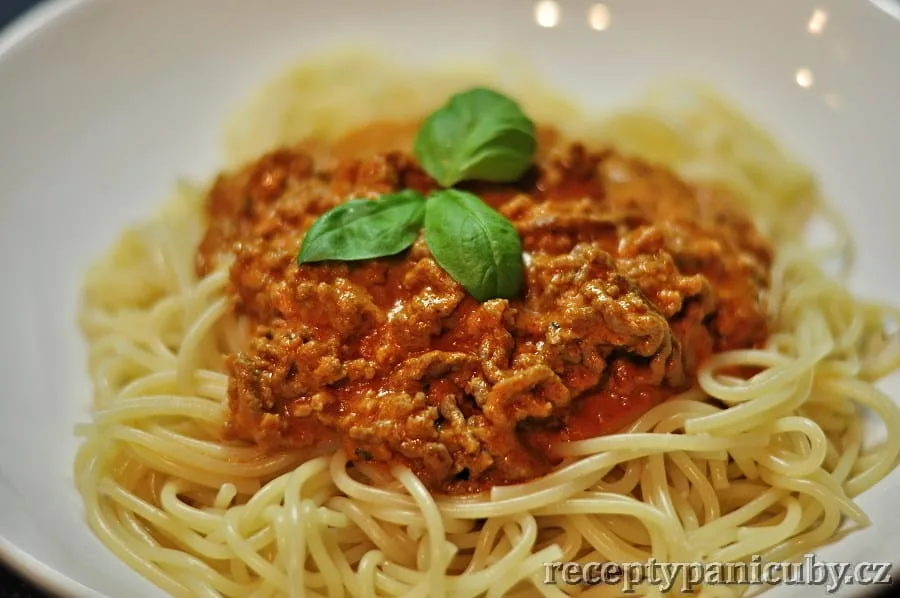 Spagety S Veprovym Masem A Rajcaty Sypane Strouhanym Syrem
