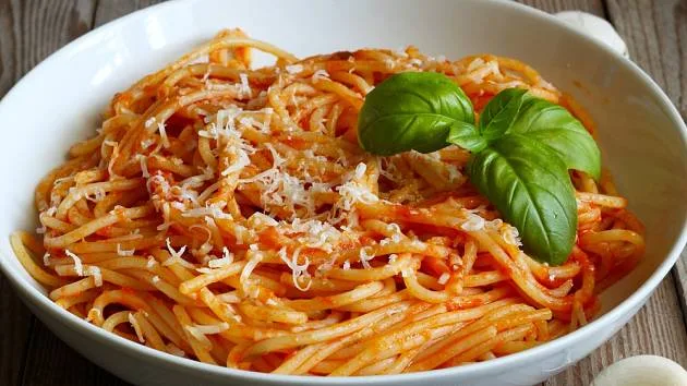 Spagety S Veprovym Masem A Rajcaty Sypane Strouhanym Syrem
