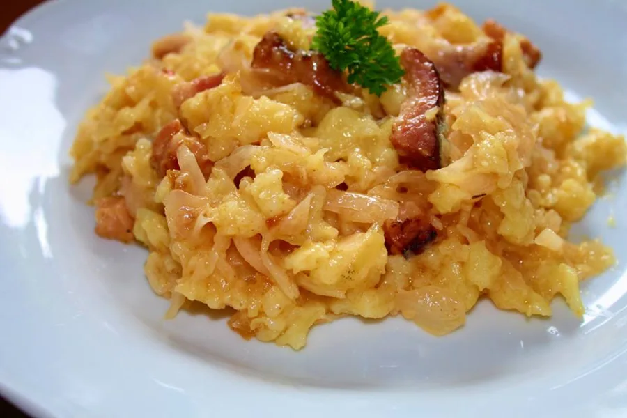 Moravske Halusky S Klobasou Slaninou A Se Zelim Zdobene Smazenou Cibulkou