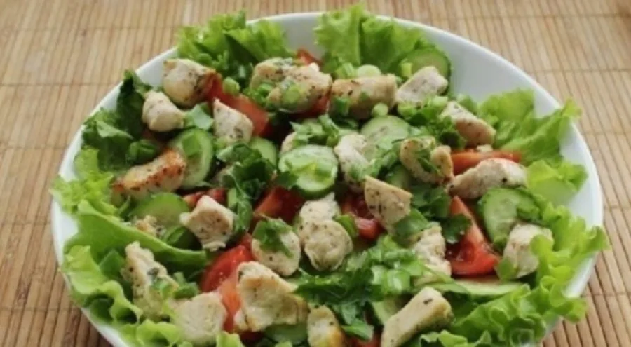 Listovy Salat Se Zeleninou Kousky Peceneho Kureciho Masa Varenym Vejcem Goudou A Dipem Z Grilovanych Paprik 350G Z