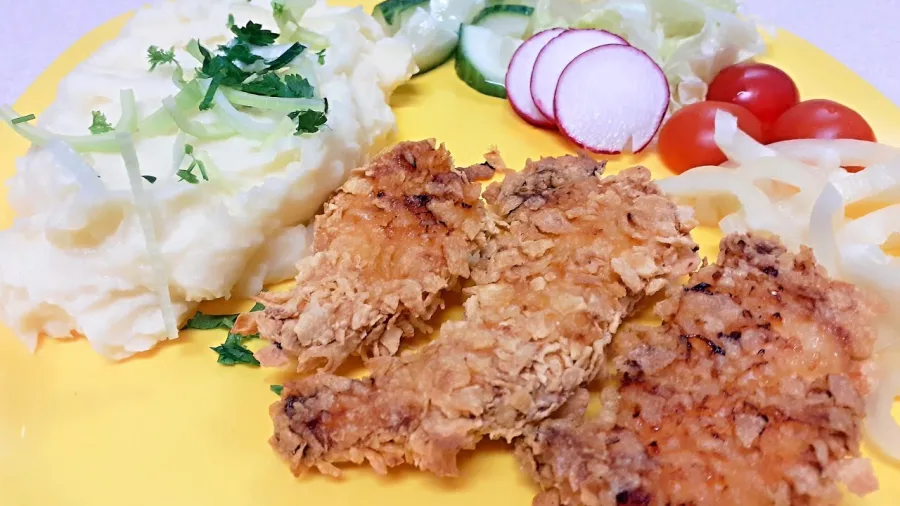 500G Smazena Kureci Kridylka V Kukuricnych Lupincich Bramborova Kase Coleslaw