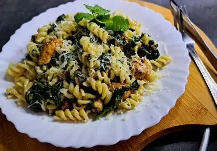 Zapecene Fusilli S Kurecim Masem Listovym Spenatem Smetanou A Mozzarellou S Parmazanem S Mrkvovym Salatem