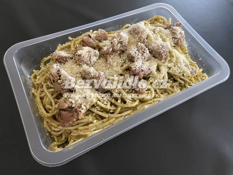 Spagety S Bazalkovym Pestem A Kurecim Masem Sypane Parmazanem Z