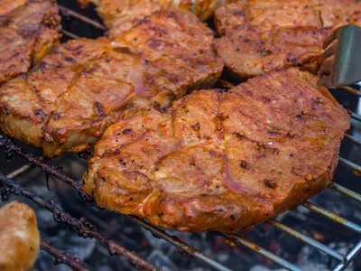 Veprovy Steak Na Pikantnim Pyre Z Cervene Repy S Gratinovanym Bramborem S Cibuli A Smetanou
