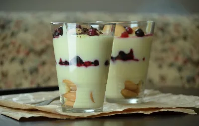 Vanilkový pudink s ovocem a piškoty