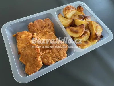 Smažené kuřecí stripsy v pikantním těstíčku, s opečeným bramborem a tatarskou omáčkou