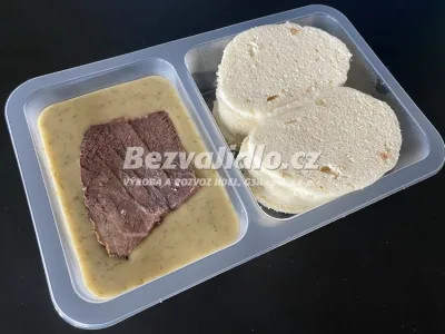 Koprová omáčka s hovězím masem, s kynutým houskovým knedlíkem