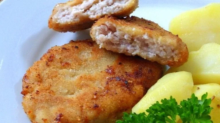 Meal 335 Smazeny Sekany Rizek Se Smazenou Cibulkou S Varenym Bramborem M M A Tatarskou Omackou