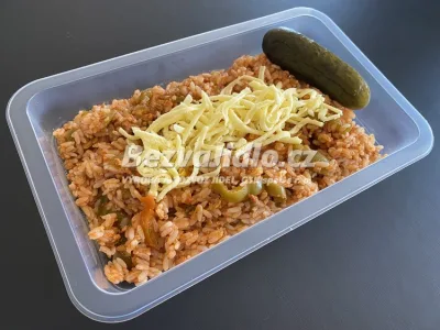 Srbské vepřové rizoto, sypané strouhaným sýrem, okurka