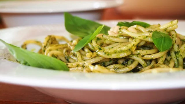 Meal 341 450G Spagety S Bazalkovym Pestem Kurecim Masem Slaninou A Cesnekem Sypane Parmezanem