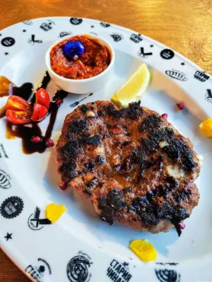 200g Balkánská pljeskavica , brambory s cibulí a slaninou