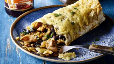Kuřecí burrito( tortilla, kuřecí maso, fazole, rýže, sýr), malé hranolky