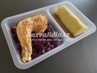 Pečené kuřecí stehno Ala kachna, s bramborovým knedlíkem a červeným zelím
