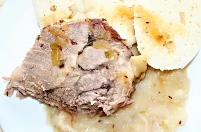 200g Pečená vepřová plec, zelí, náš houskový knedlík
