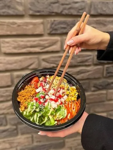 Meal 354 Krabi Tycinky Teriyaki Cervene Zeli Ryze Avokado Edamame Jarni Cibulka Salat