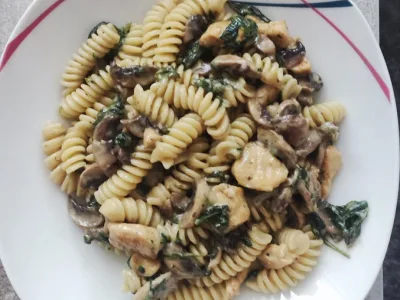 450g Fusilli s kuřecím masem, žampióny, česnekem, smetanou a baby špenátem