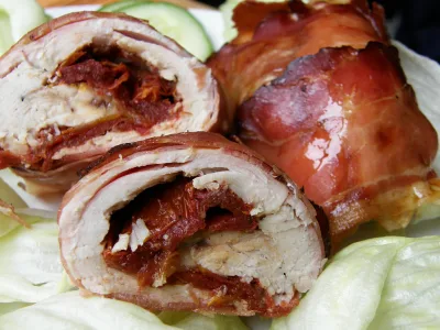 200g Kuřecí závitek s anglickou slaninou, eidamem a sušenými rajčaty, brambor
