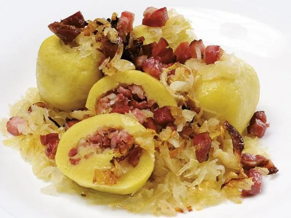 Meal 360 Plnene Bramborove Knedliky Uzenym Prelite Sadlem Se Smazenou Cibulkou A Dusenym Zelim