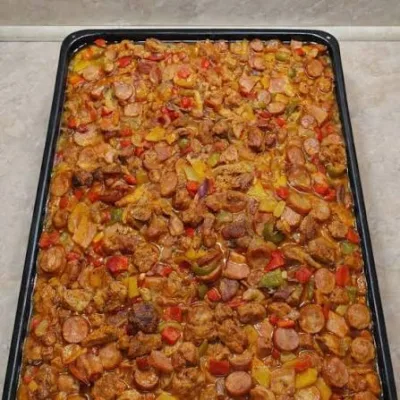 200g Rozlítaný kuřecí špíz se zeleninou a anglickou slaninou, brambor, naše tatarka