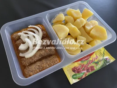 Čevabčiči s cibulkou a hořčicí, s vařeným bramborem