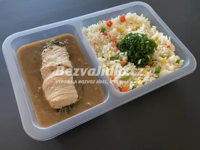 Krůtí závitek plněný listovým špenátem, se zeleninovou rýží Z