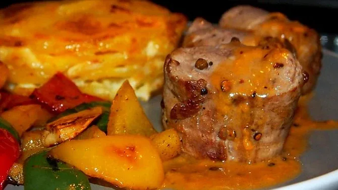 Meal 376 Veprova Pecene S Cheddarovou Omackou A Mackanym Bramborem S Maslem A Petrzelkou