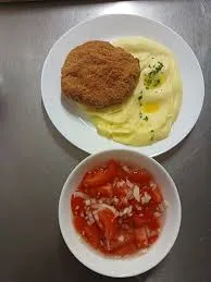 200g Smažené karbanátky, bramborová kaše, rajčatový salát