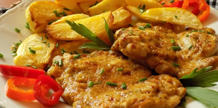 Meal 271 Nakladane Smazene Kureci Stehenni Rizecky Podle Pani Hanky 150G S Opecenym Bramborem A Tatarskou Omackou