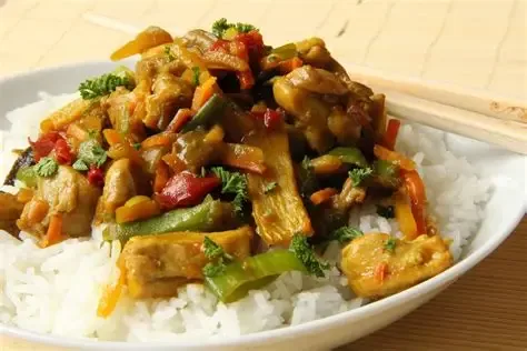 Meal 273 Korejsky Wok S Kurecim Masem Cerstvym Zazvorem Bambusovymi Vyhonky A Paprikami S Jasminovou Ryzi