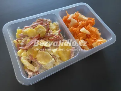 Zapečené smetanové brambory s najemno krájenou šunkou a sýrem, s mrkvovým salátem s ananasem