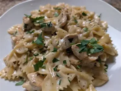Farfalle s krémovou houbovou omáčkou a kuřecím masem