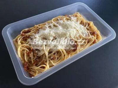Špagety Aglio-Olio se sušenými rajčaty, sypané parmazánem Z