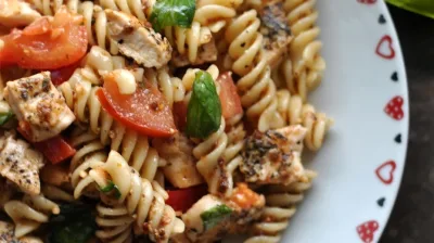 Kuřecí prsa na grilu, s těstovinovým salátem s grilovanou zeleninou a sýrovým přelivem (430g) Z