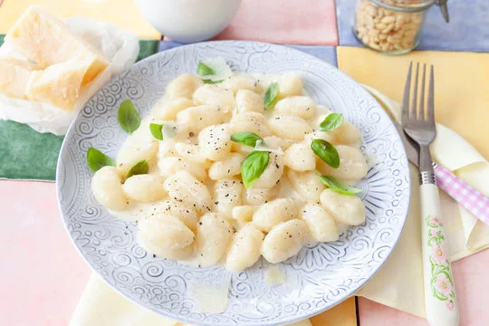 Meal 289 Italske Gnocchi Se Zeleninovym Kremem S Parmazanem A Kurecim Masem Z