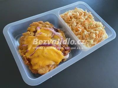 Smažený pikantní kuřecí stehenní řízek (150g), lehce zapečený s cheddarem, červenou cibulkou a barbecue omáčkou, se salátem Coleslaw