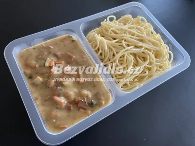 Špagety Carbonara (angl.slanina, šunka, žampiony, pórek, sýr, smetana)