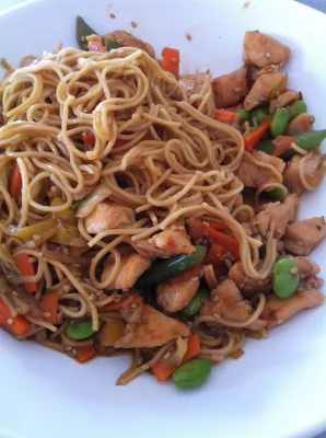 400g Čínské nudle s kuřecím masem, omáčkou teriyaki a zeleninou