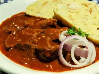 200g  Vepřový guláš, náš houskový knedlík