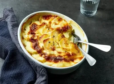 450g Zapečené brambory s vejci a smetanou, červená řepa