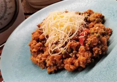 450g Srbské rizoto sypané sýrem, okurkový salát