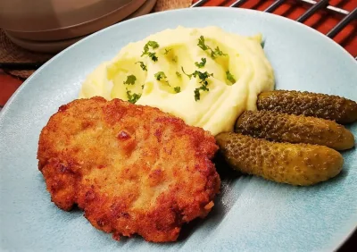 150g Smažený kuřecí řízek, bramborová kaše, okurka
