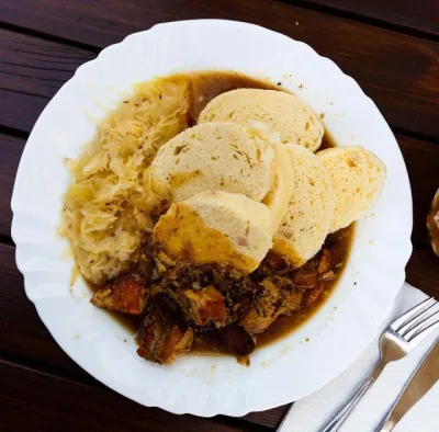 200g Moravský vrabec, zelí, houskový knedlík