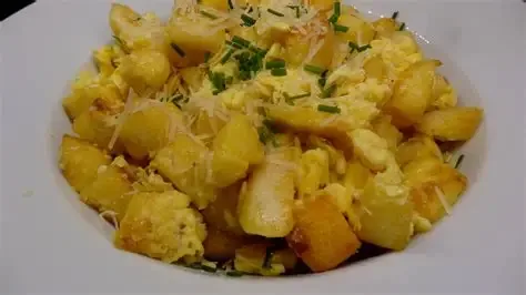Meal 318 200G Houskove Knedliky S Vejci Rajcatovy Salat