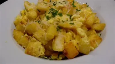 200g Houskové knedlíky s vejci, rajčatový salát