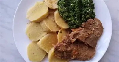 200g Pečená krkovička, dušený špenát, bramborový knedlík