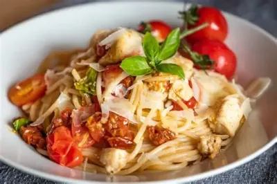 200g Špagety s kuřecím masem v rajčatové omáčce s bazalkou, parmezán