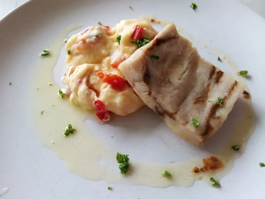 Meal 328 Lehce Opecene File Z Aljasske Tresky Na Kvetakovem Pyre S Bramborovou Kasi M M Z