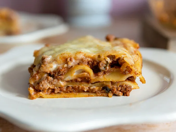 Meal 332 Bolonske Lasagne S Veprovym Masem S Mrkvovym Salatem S Jablky