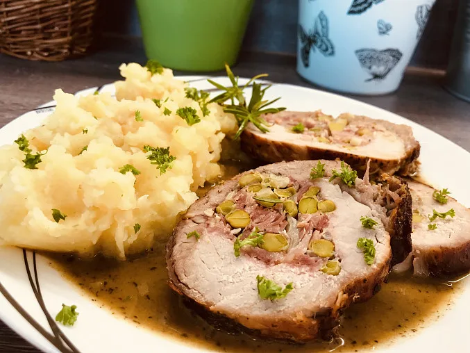 Meal 334 Veprova Pecene Na Susenych Rajcatech Se Smetanou A Parmazanem S Mackanym Bramborem S Maslem A Cerstvou Petrzelkou